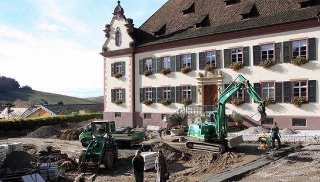 Die Bauarbeiten im Ebringer Schlosshof sind in vollem Gange.  | Foto: Silvia Faller