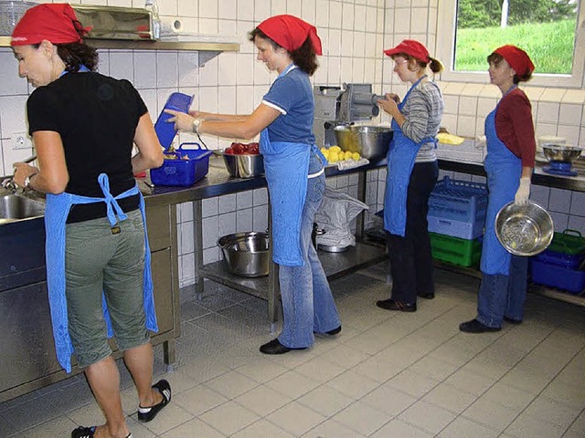 Montags kochen Mtter von Schulkindern im Schulzentrum   | Foto: Wieschenkmper