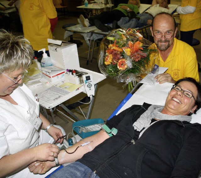 Gut Lachen hatte Felicitas Althaus: Al...hef Martin Schwer einen Blumenstrau.   | Foto: Andreas Peikert