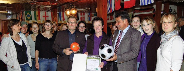 Stand im Mittelpunkt: Brigitte Wamer,...land Kuhne (links) und Klaus Denzinger  | Foto: Heinz Vollmar