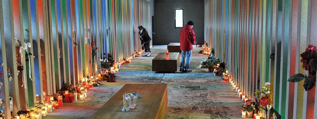 Kerzen in der Gedenksttte erinnerten am Donnerstag an die Toten von Kaprun.  | Foto: afp