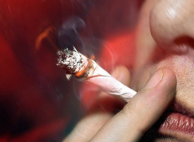 Eine Cannabis-Konsumentin zieht  in Berlin an einem Joint.   | Foto: dpa