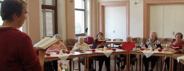 Pfarrerin Anja Rahmelow stimmte mit de...s Seniorennachmittages auch Lieder an.  | Foto: Steineck