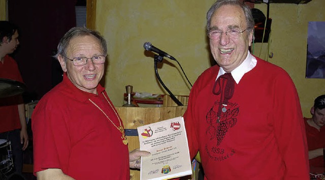 Klaus Schmid (links) erhielt von Ehren...Preusch den VON-Verbandsorden in Gold.  | Foto: Thomas Loisl Mink