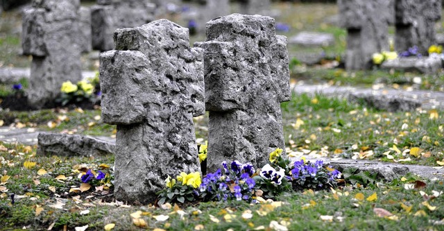 Steinkreuze erinnern auf dem Alten Friedhof in Mllheim an gefallene Soldaten.   | Foto: Volker Mnch
