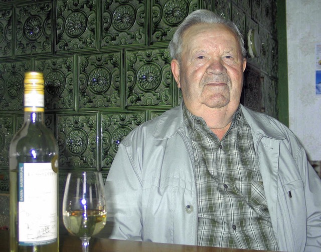 Ein Glas Wein am  Kachelofen: Robert Meier freut sich auf seinen 85. Jubeltag.   | Foto: gustav rinklin