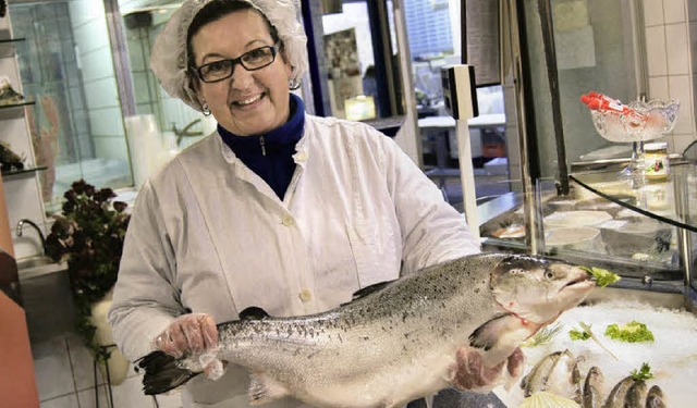 Karin Schulte arbeitet seit 12 Jahren ...ucherei und trgt den Lachs auf Hnden  | Foto: cjz