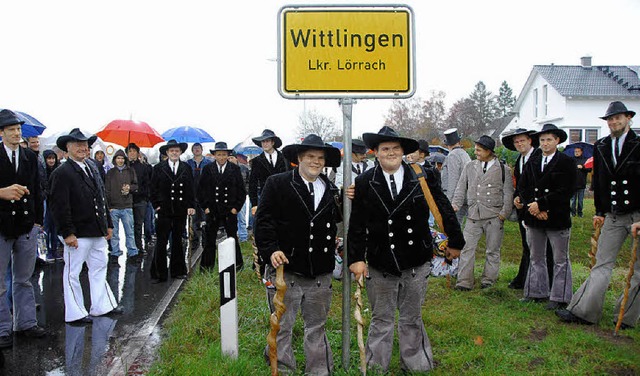 Mirko Weber (links unterm Ortsschild) ... sich von Wittlingen aus auf die Walz.  | Foto: Norbert Sedlak