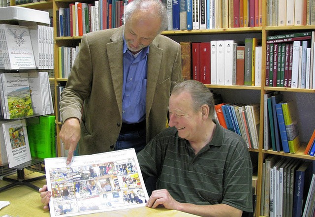 Klaus Kiesel (links) und  Wendelin Dud...sentieren den Stegener Kalender 2011.   | Foto: Monika Rombach