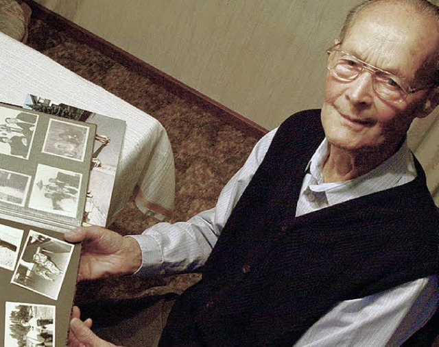 Eugen Schweizer blttert in  Erinnerungen. Er wird heute 90 Jahre alt.   | Foto: Lindemann