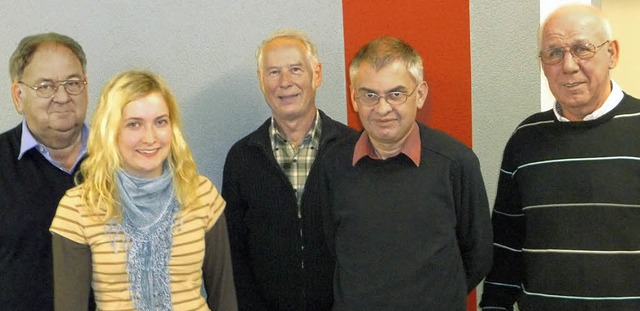 Mit der neuen Kassiererin Carina Kelle...Gernot Hein und rechts Jrgen Baicar.   | Foto: Susanne Kanele