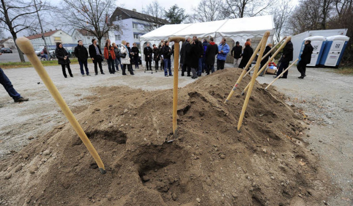 Gestern gab&#8217;s den ersten Spatens... 34 neue Stadtbau-Eigentumswohnungen.   | Foto: Rita Eggstein