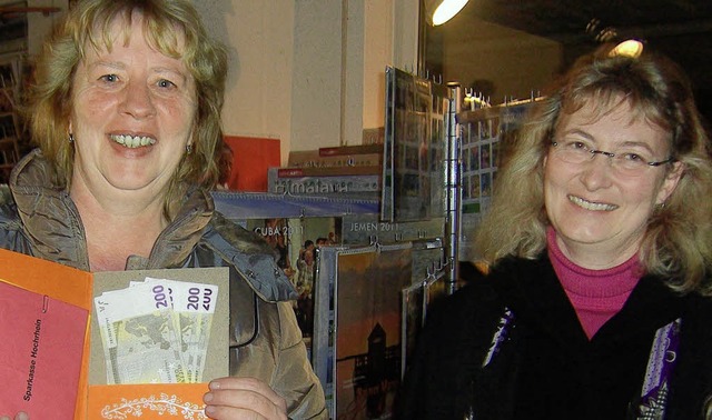 Bares fr den Tafelladen: Ewaldine Schwarz (l.), Margot Lthy   | Foto: BZ