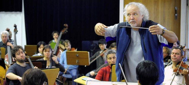 Gastdirigent  Runnicles mit dem Philha...uf der Probebhne im Theater Freiburg   | Foto: Kunz