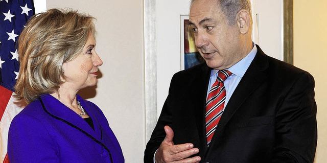 Hillary Clinton debattiert in New York mit Benjamin Netanjahu.  | Foto: AFP