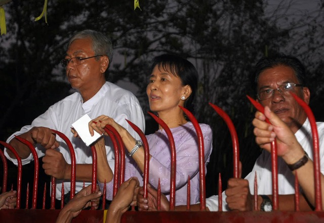 Aung San Suu Kyi nach ihrer Freilassung am Tor ihres Hauses.  | Foto: AFP