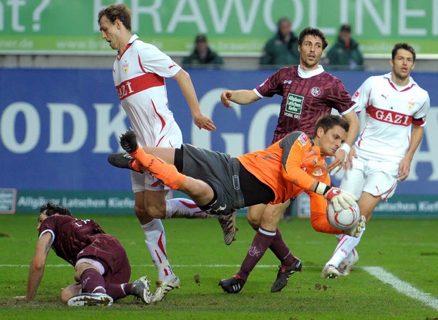 Srdjan Lakic (l) von Kaiserslautern so...M) von Stuttgart im Kampf um den Ball.  | Foto: dpa