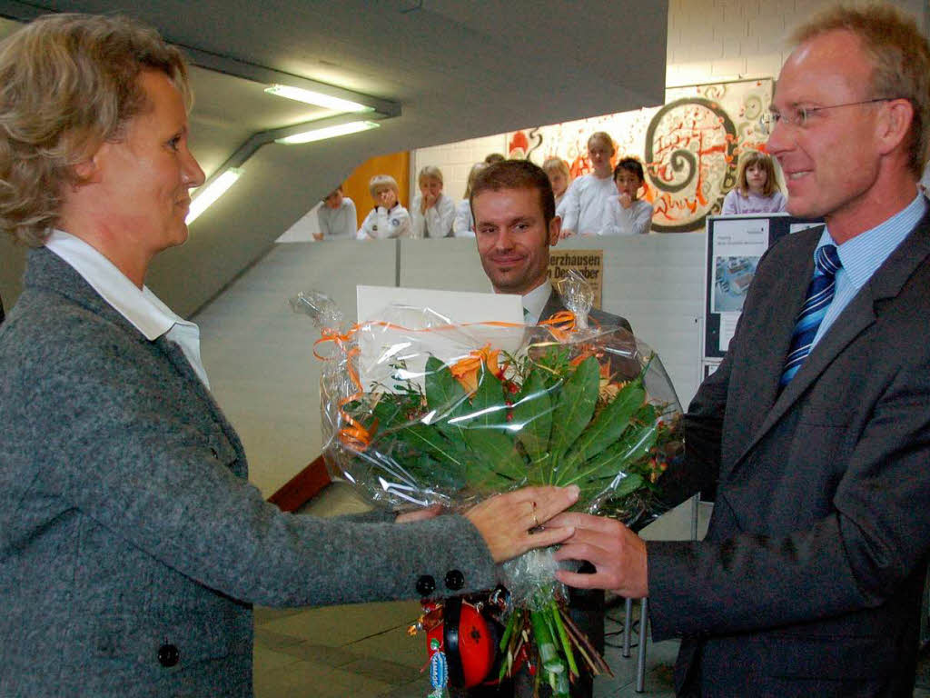 Blumen fr Claudia Hoch von  Christian Ante, Brgermeister in Merzhausen und Jrg Kindel (rechts), Brgermeister in Au.