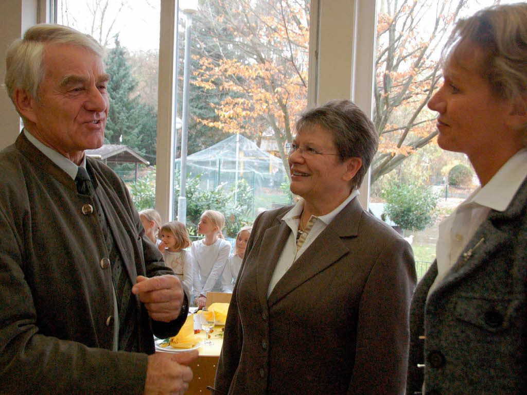 Altbrgermeister Eugen Isaak mit Ulrike Zimmer, Gemeindertin der Grnen, und Claudia Hoch (rechts)