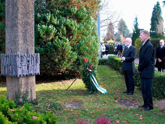 Ein Moment der Erinnerung und der Erma...ner (links) hielt die Gedenkansprache.  | Foto: Hans-Jrgen Hege