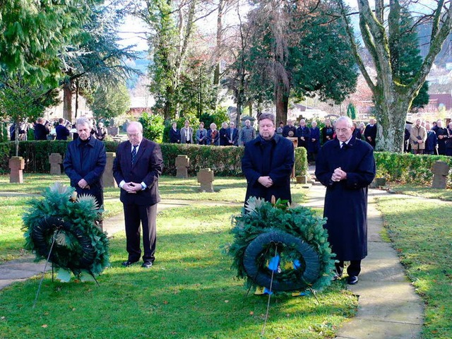 Wie hier in Waldkirch fanden auch in f...ederlegungen zum Volkstrauertag statt.  | Foto: Eberhard Wei