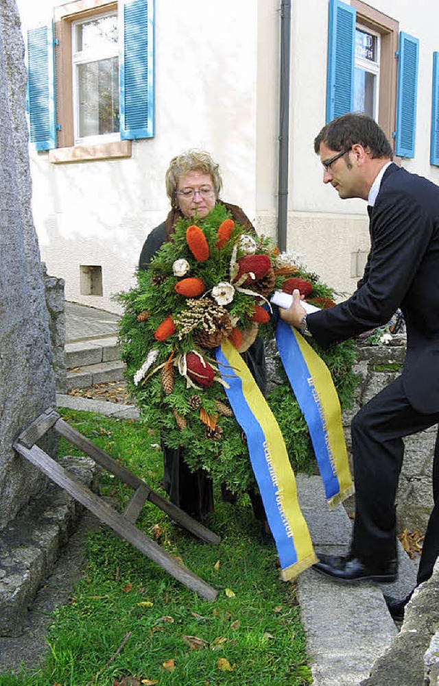 Brgermeister Lars Brgner und die  Vd...ud Bckert bei der Kranzniederlegung.   | Foto: Roman Kiener