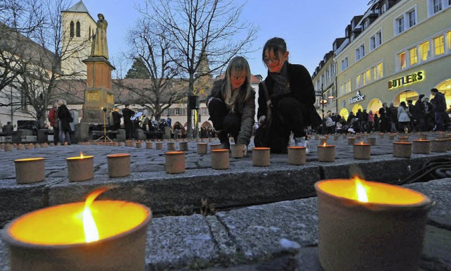 An der Aktion auf dem Rathausplatz bet... Lea Hfner (links) und Lena Ziegler.   | Foto: Michael Bamberger