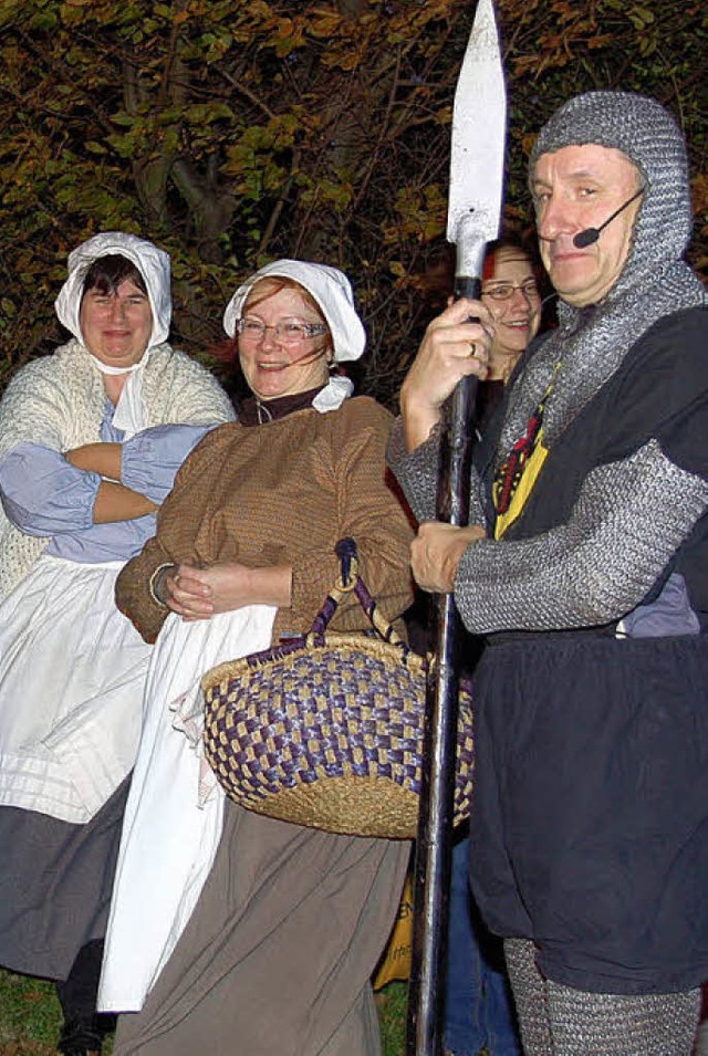 Mitglieder der Breisacher Festspielgem...Mantelteilung als kleine Theaterszene.  | Foto: Frank Kreutner