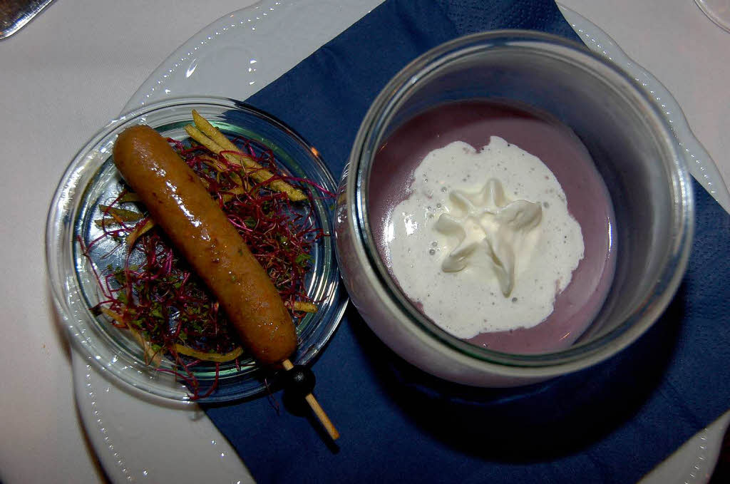 Samtsuppe von der blauen franzsischen Trffelkartoffel mit einer gebratenen hausgemachten Merguez