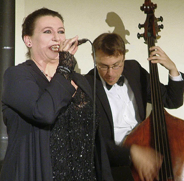 Sngerin Gabi Kinsky, hier mit Bassist...t ihrem Knef-Abend im  Museumskeller.   | Foto: Roswitha Frey