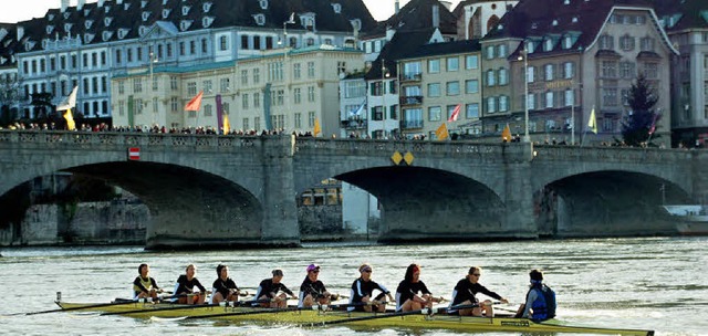 10000 Zuschauer feuerten die Ruderer b..., so auch die Frauen des RC Grenzach.   | Foto: Held