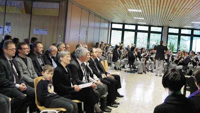 Viele Menschen gedachten gestern am Vo...er des kooperativen Bildungszentrums.   | Foto: heidi fssel