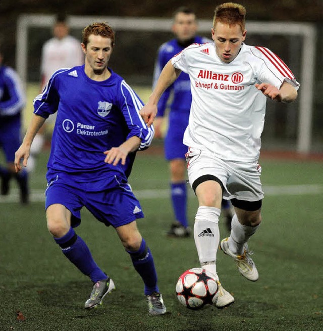 Durchgesetzt: Der Schnauer Stefan Asa...n Benjamin Schweizer vom FC Hauingen.   | Foto: Meinrad Schn