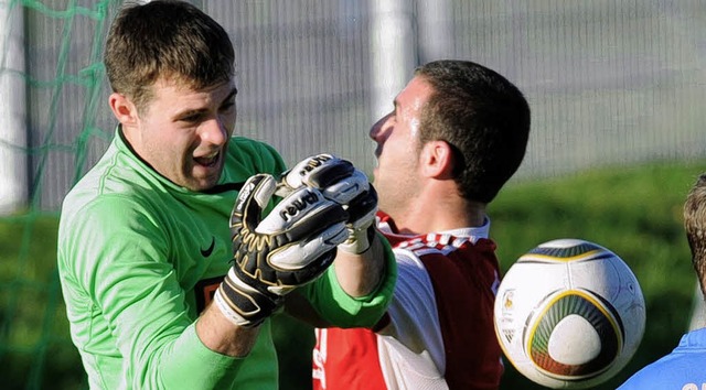 Michael Baumann (rechts)  von Auggen gegen Henning Brstle  | Foto: Seeger