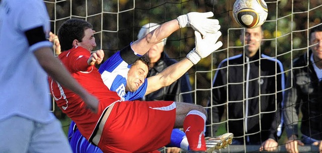 Fabian Beckert erzielt fr die Teninge...orhter  Dominik Oswald ist machtlos.   | Foto: Seeger