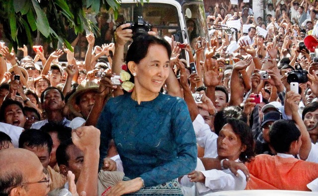 Suu Kyi inmitten ihrer Anhnger.  | Foto: dpa