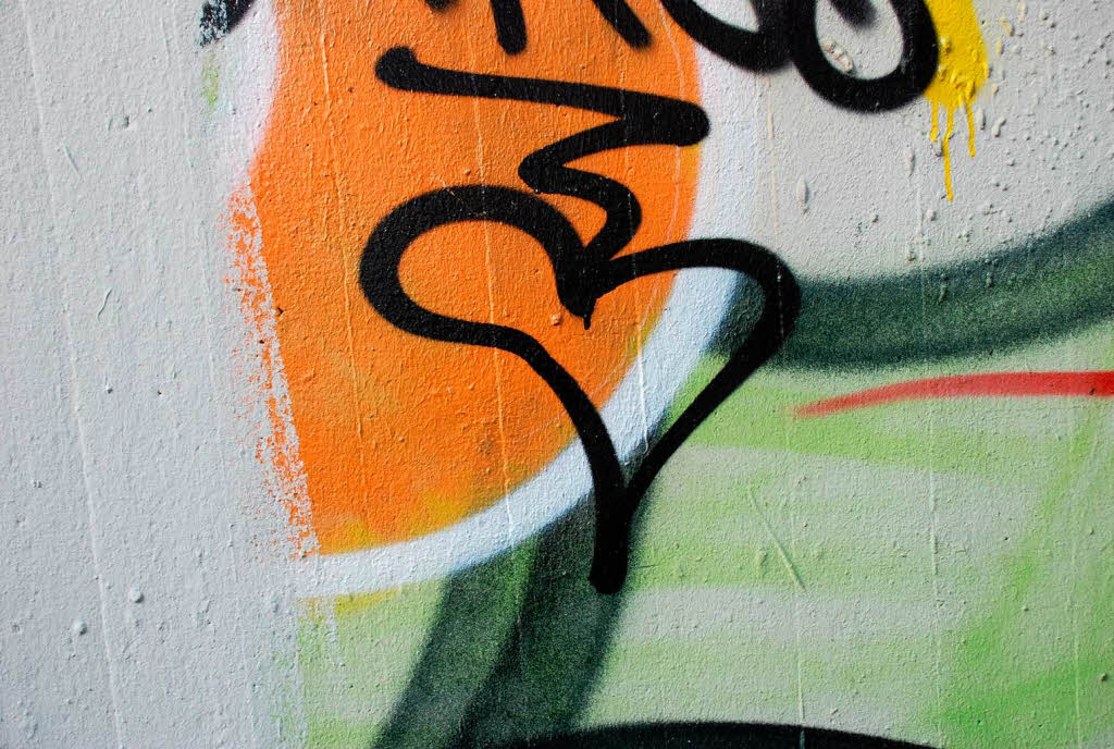 Jeden Tag fahren Tausende daran vorbei, doch kaum jemand nimmt von den Graffitis an der B31 in Freiburg Notiz.