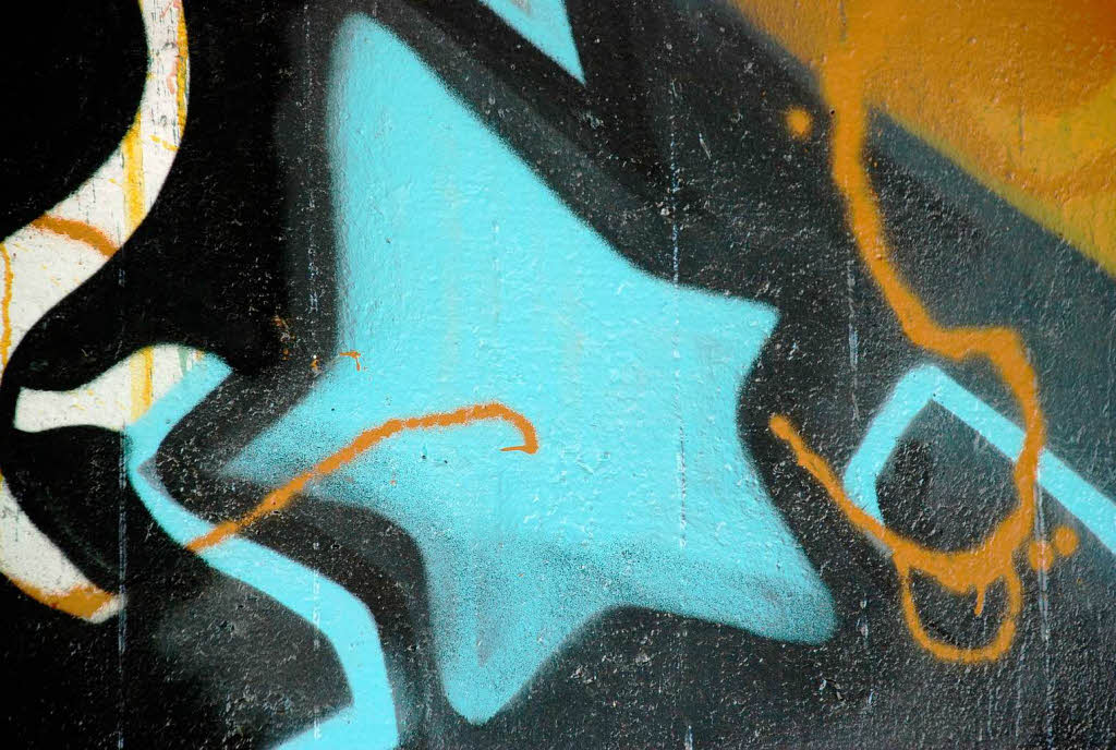 Jeden Tag fahren Tausende daran vorbei, doch kaum jemand nimmt von den Graffitis an der B31 in Freiburg Notiz.
