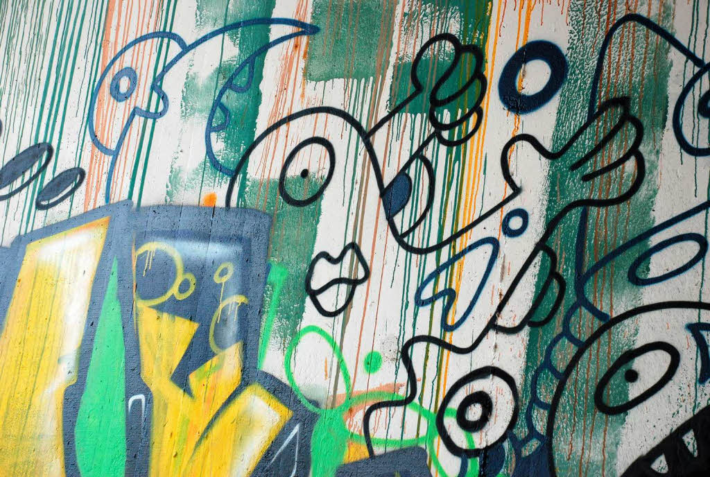 Jeden Tag fahren Tausende daran vorbei, doch kaum jemand nimmt von den Graffitis an der B31 in Freiburg Notiz.