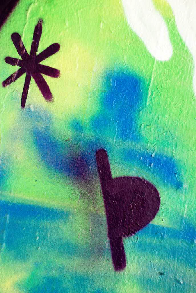 Jeden Tag fahren Tausende daran vorbei, doch kaum jemand nimmt von den Graffitis an der B31 in Freiburg Notiz.