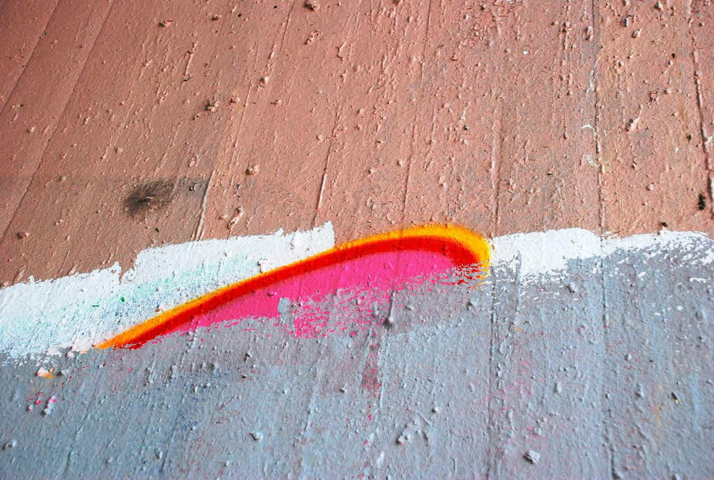Jeden Tag fahren Tausende daran vorbei, doch kaum jemand nimmt von den Graffitis an der B31 in Freiburg Notiz.