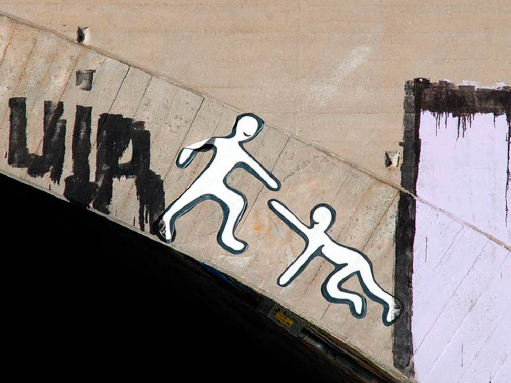Jeden Tag fahren Tausende daran vorbei, doch kaum jemand nimmt von den Graffitis an der B31 in Freiburg Notiz.