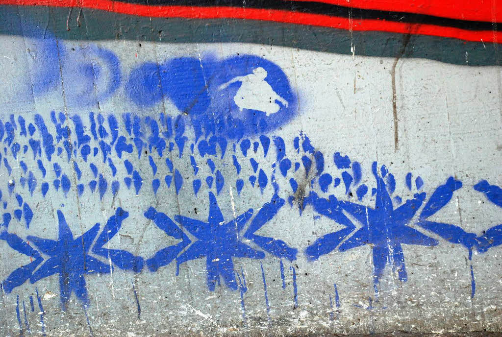 Jeden Tag fahren Tausende daran vorbei, doch kaum jemand nimmt von den Graffitis an der B31 in Freiburg Notiz.
