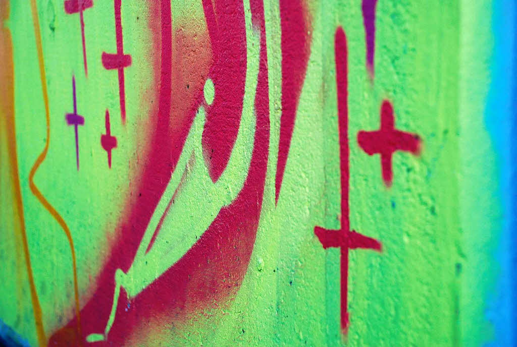Jeden Tag fahren Tausende daran vorbei, doch kaum jemand nimmt von den Graffitis an der B31 in Freiburg Notiz.