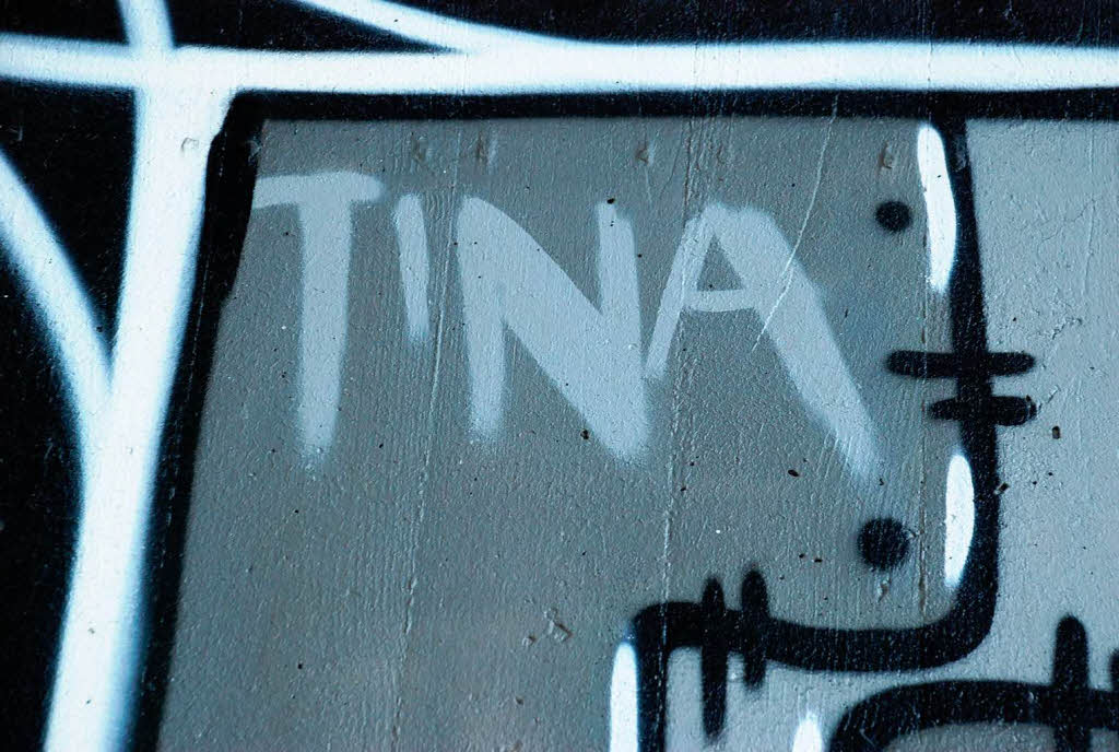 Jeden Tag fahren Tausende daran vorbei, doch kaum jemand nimmt von den Graffitis an der B31 in Freiburg Notiz.