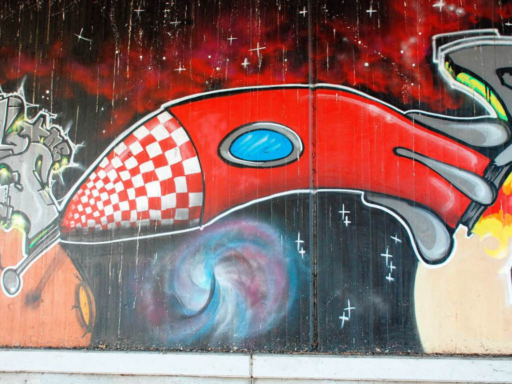Jeden Tag fahren Tausende daran vorbei, doch kaum jemand nimmt von den Graffitis an der B31 in Freiburg Notiz.