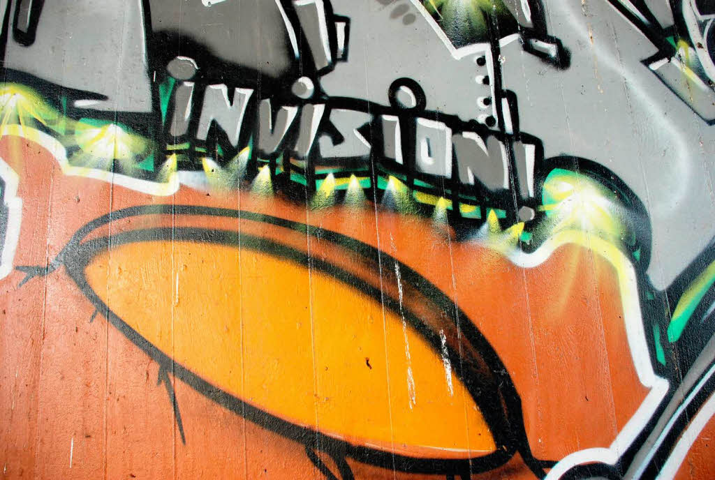 Jeden Tag fahren Tausende daran vorbei, doch kaum jemand nimmt von den Graffitis an der B31 in Freiburg Notiz.