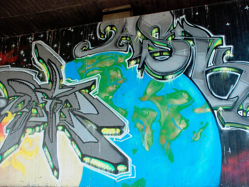 Jeden Tag fahren Tausende daran vorbei, doch kaum jemand nimmt von den Graffitis an der B31 in Freiburg Notiz.