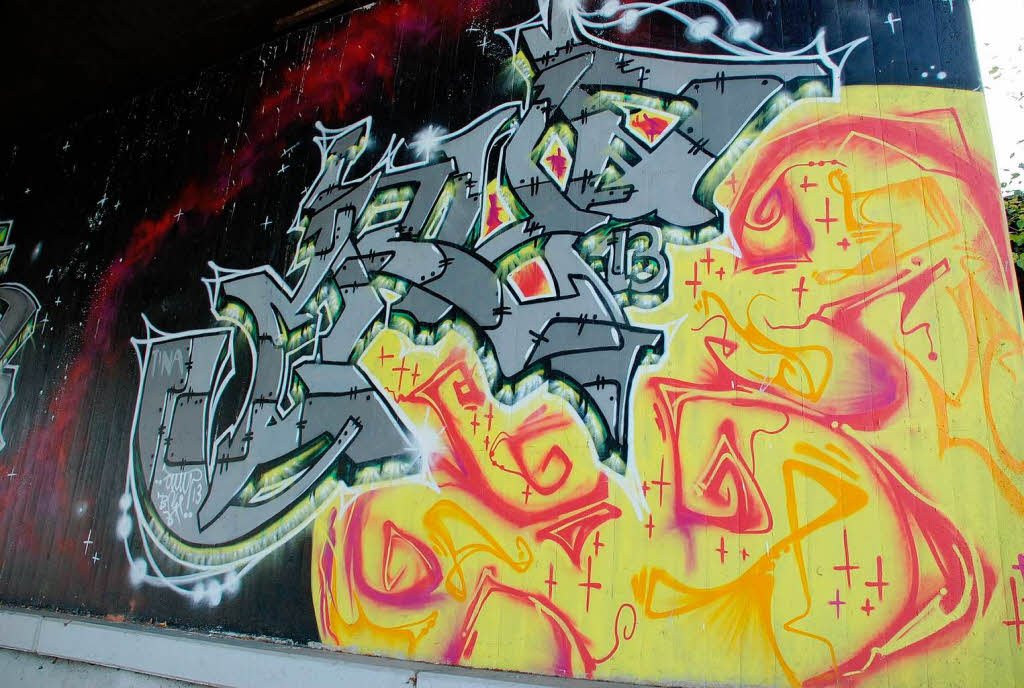 Jeden Tag fahren Tausende daran vorbei, doch kaum jemand nimmt von den Graffitis an der B31 in Freiburg Notiz.