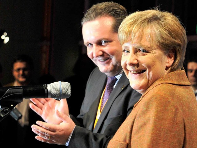 Mappus und Merkel beim Presseabend der...r Beginn des Parteitages in Karlsruhe.  | Foto: dpa